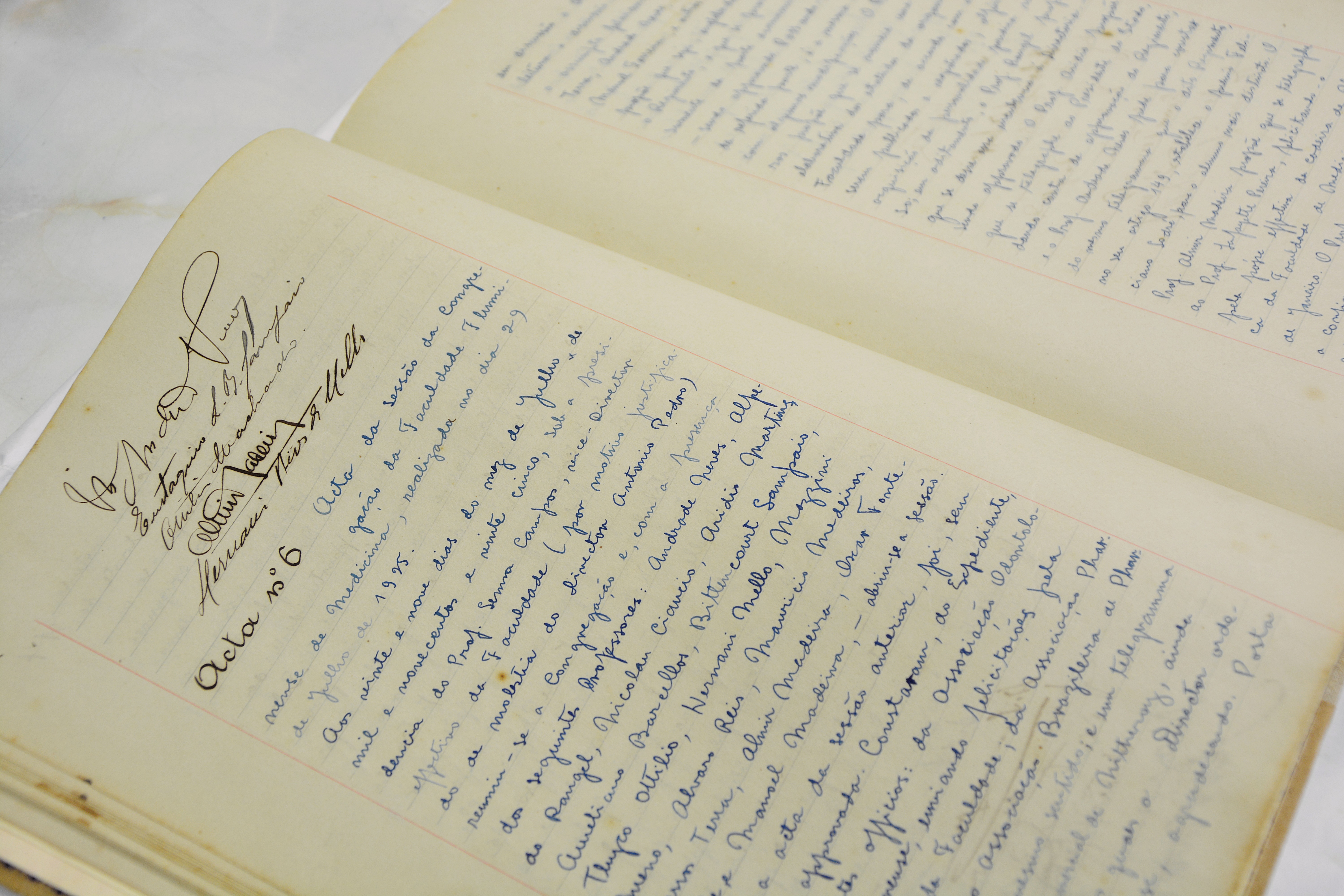 Detalhe da ata manuscrita da sessão da Congregação da Faculdade Fluminense de Medicina, ano 1925.