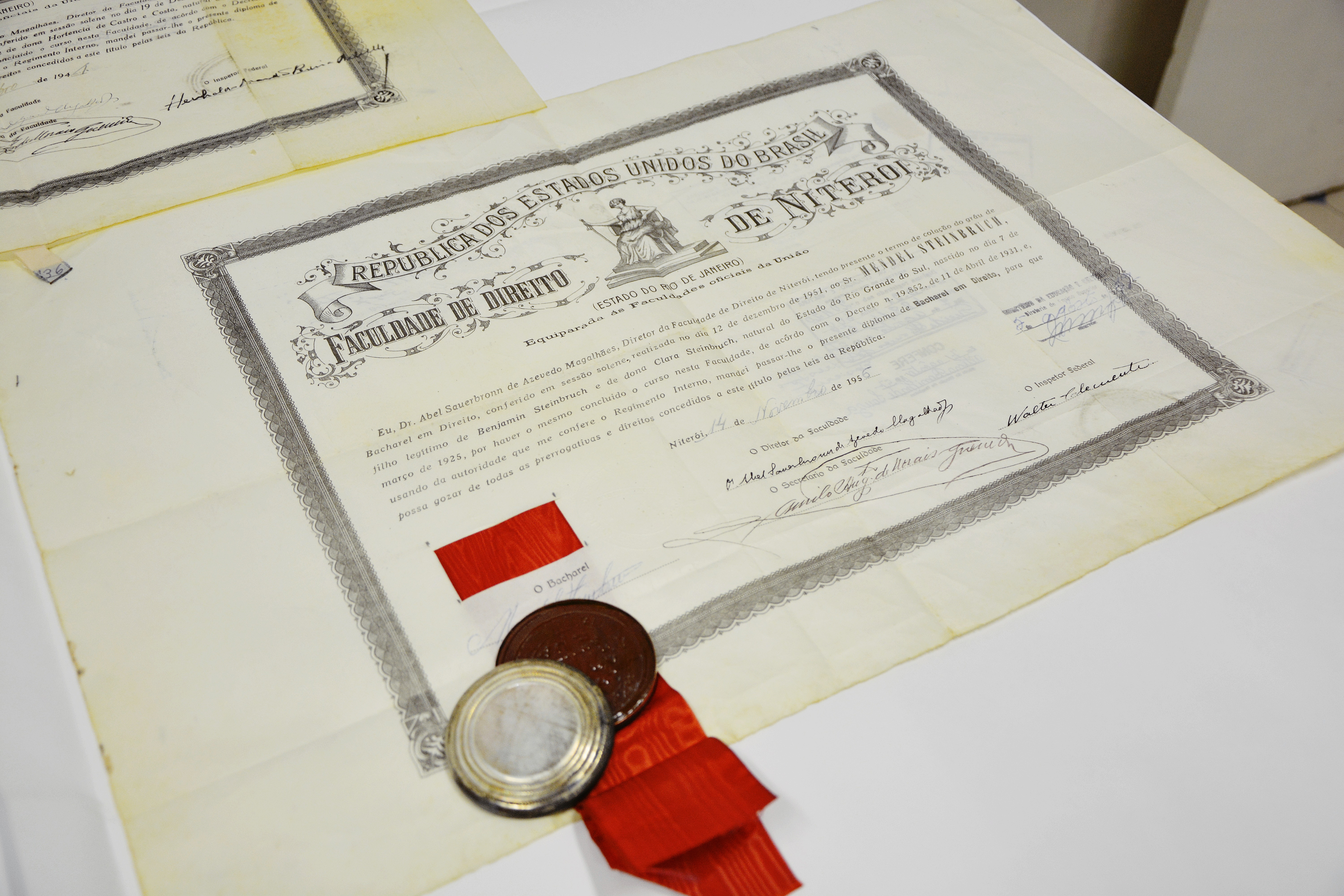 Diploma, com selo aposto em metal e fita vermelha, da Faculdade de Direito de Niterói da década de 1950